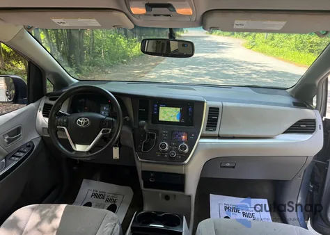 2015 Toyota Sienna Le z USA, uszkodzony, nr VIN 5TDKK3DC1FS623710